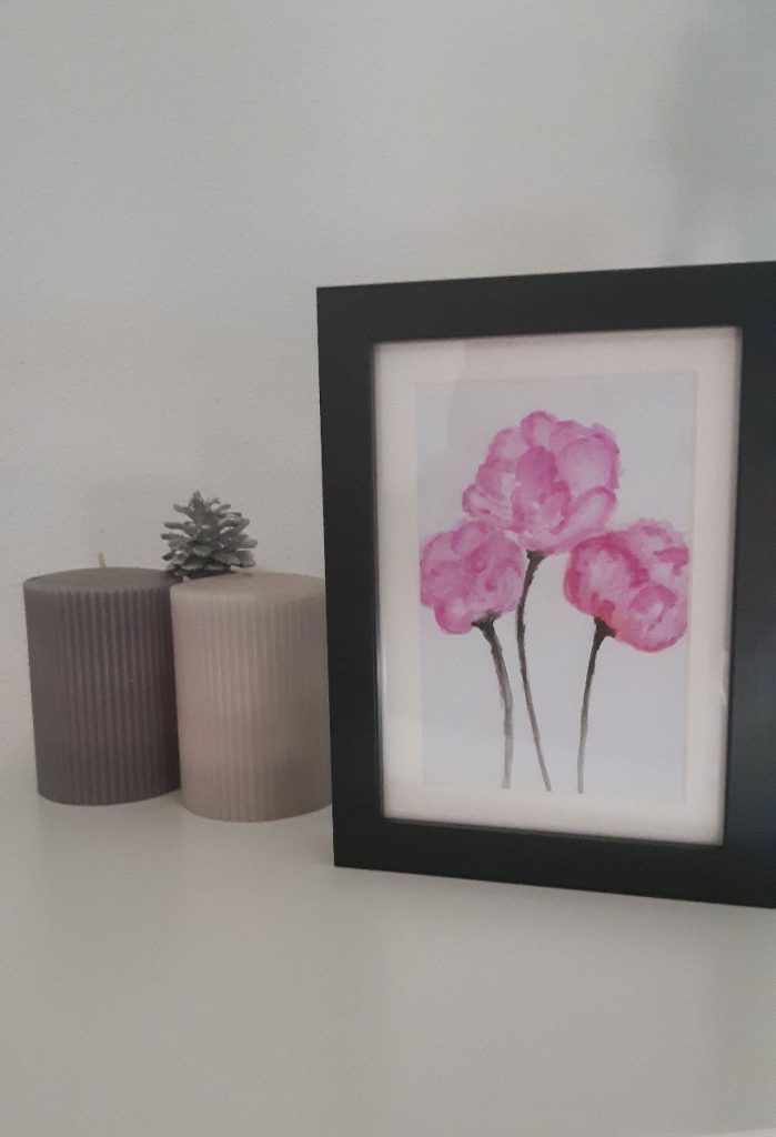 3 Flores rosadas pintadas con colores de madera usando técnica de acuarela. Mi primera flor