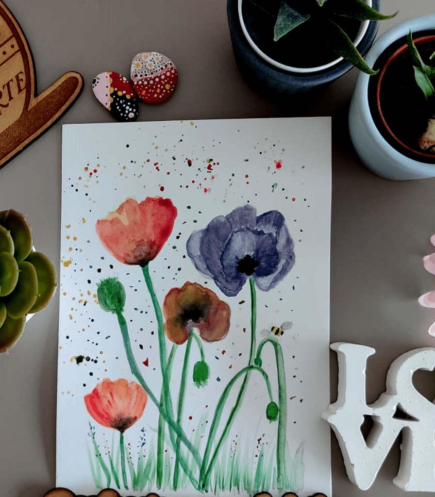 Amapolas, pintadas con acuarelas colores lila, morado, naranja, amarillo, rojo y verdes para las hojas y tallos